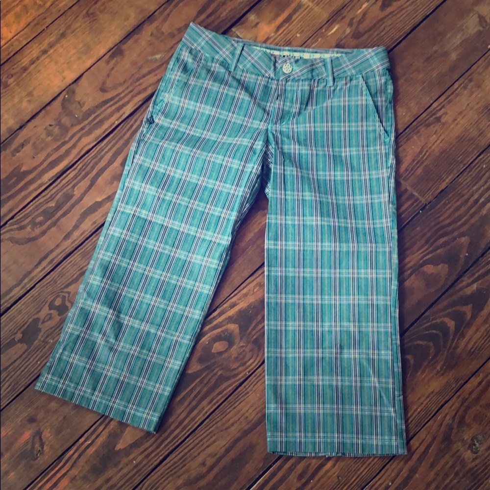 Volcom capris. Size 3